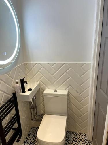 Private Access Double Ensuite Room - Ground Floor - Tap to explore photos