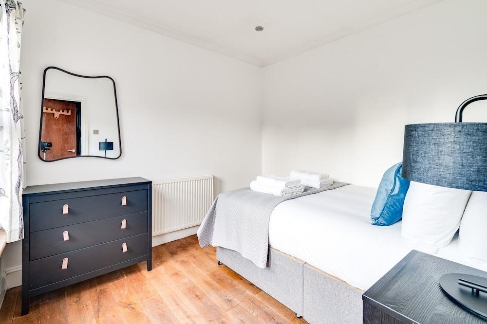 Tufnell Park Hideaway - Tap to explore photos