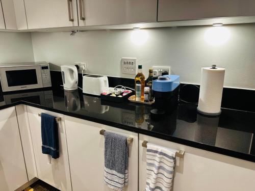 Modern 1 BR flat on Putney Hill - Tap to explore photos