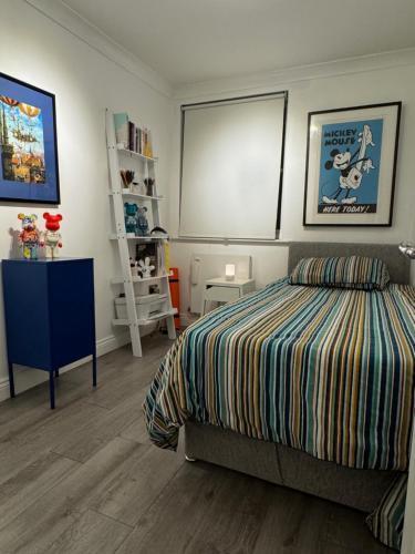 Bedroom in a stylish flat near Brixton - Tap to explore photos