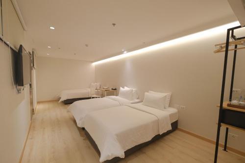 SimpleStay Chatuchak, SureStay Collection by Best Western - Tap to explore photos