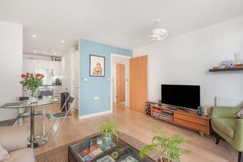 Lovely 1BR with balcony & stunning views in Brixton - Tap to explore photos