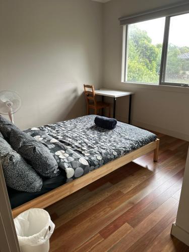 Room in Kew East - Tap to explore photos