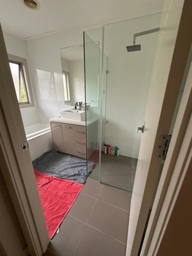 Room in Kew East - Tap to explore photos
