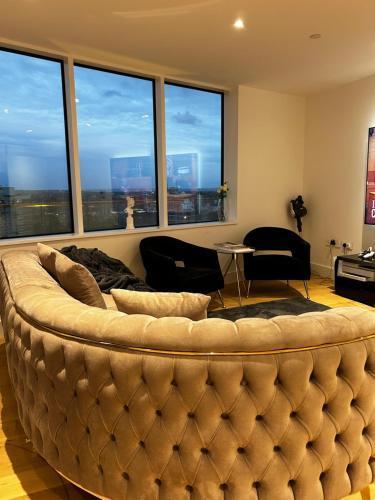 Luxury Sea View Two Bed Penthouse in Battersea - Tap to explore photos