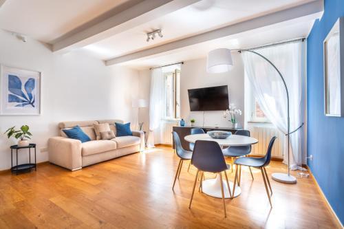 iFlat Discovering Monti - Charming and Modern apt - Tap to explore photos
