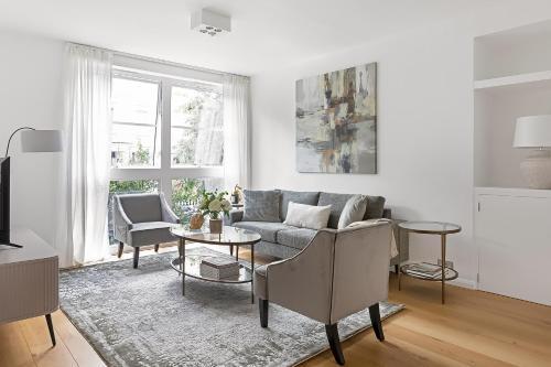 Notting Hill-Opulent Bright Two Bedroom - Tap to explore photos