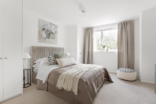 Notting Hill-Opulent Bright Two Bedroom - Tap to explore photos