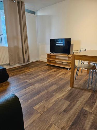 Entire Apartment Oval - Tap to explore photos
