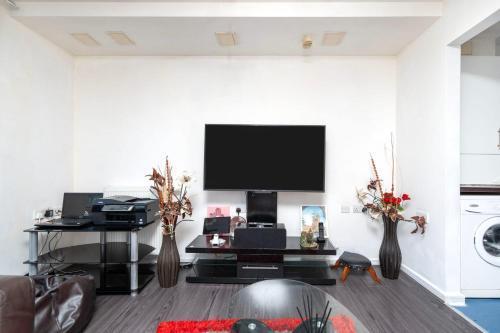 Charming 1BR Flat with Neighborhood Views - Tap to explore photos