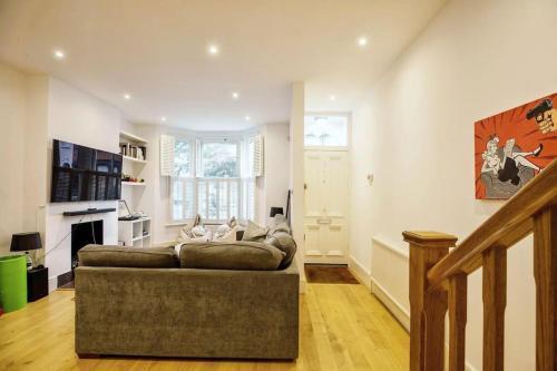 Fulham Spacious Luxe House King Bed Garden - Tap to explore photos