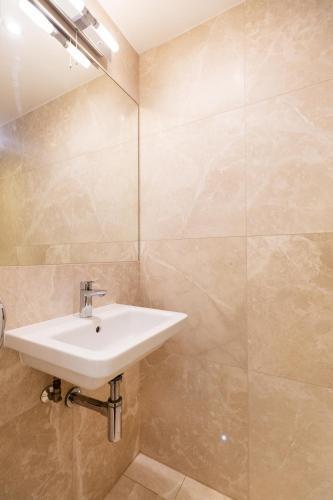 Clarges- HSK Luxury Apartments - Tap to explore photos