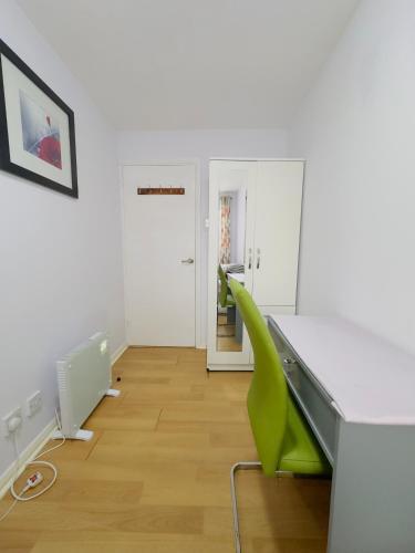 Sweet Home in Heart of Barking - Tap to explore photos