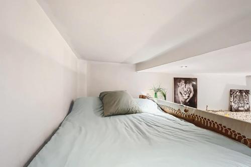 Charming Studio Near Le Louvre Rivoli - Tap to explore photos