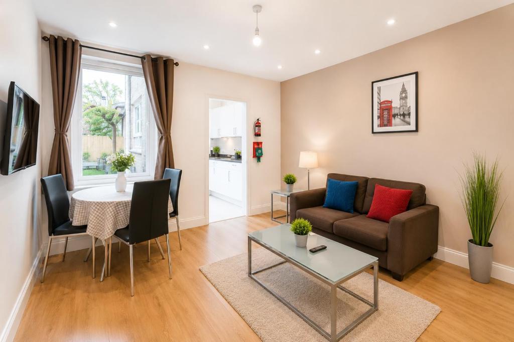 Amazing 4 bed house in Kingston - Tap to explore photos