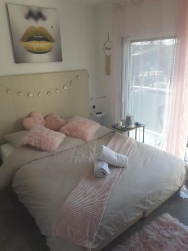 Love Room Charme - Tap to explore photos