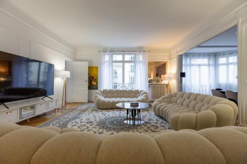 Elegant Apartment - Eiffel Tower - Tap to explore photos