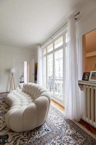 Elegant Apartment - Eiffel Tower - Tap to explore photos