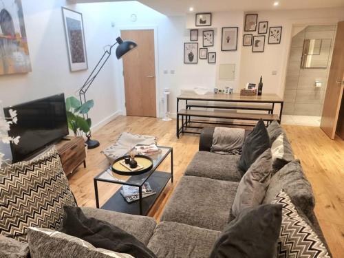 Large Duplex Flat at London Bridge - Tap to explore photos