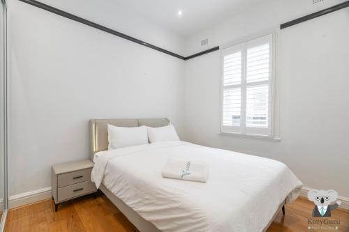 KozyGuru | Rose Bay | 3BR Steps to Beach + Parking - Tap to explore photos