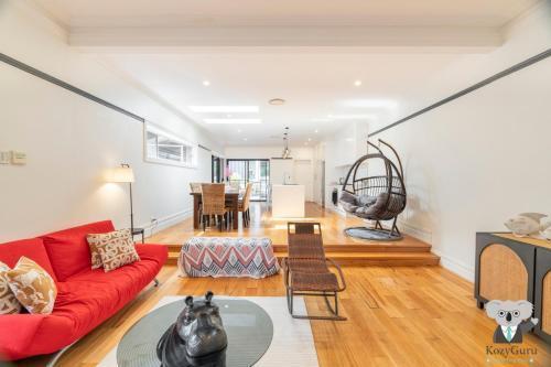 KozyGuru | Rose Bay | 3BR Steps to Beach + Parking - Tap to explore photos