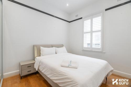 KozyGuru | Rose Bay | 3BR Steps to Beach + Parking - Tap to explore photos