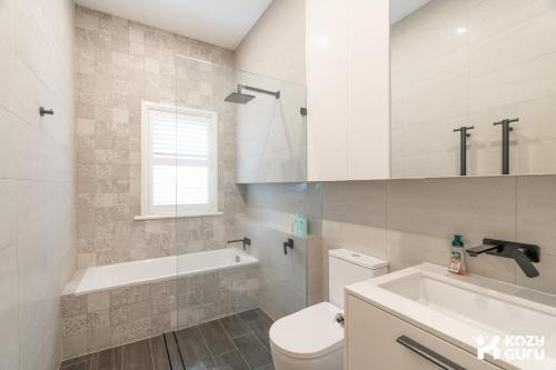 KozyGuru | Rose Bay | 3BR Steps to Beach + Parking - Tap to explore photos