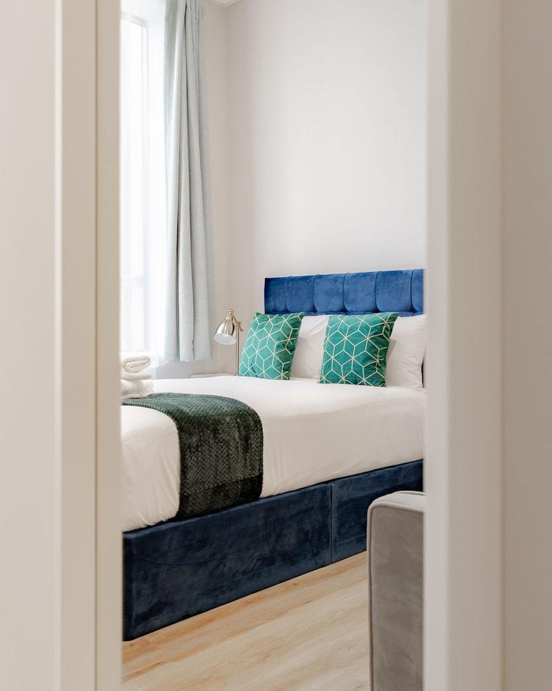 Hyde Park Studios Room Type - Elite Triple Room, Ensuite, City View