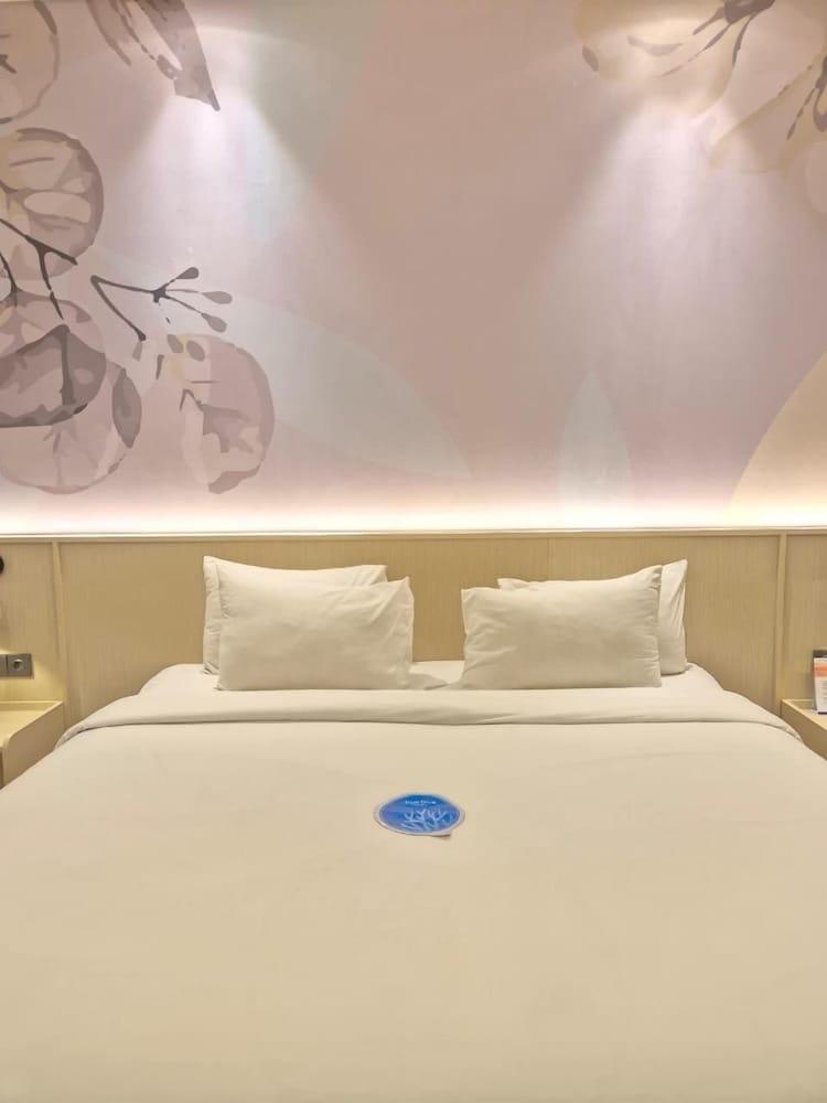 True Blue Menteng Jakarta Room Type - Deluxe Double Room