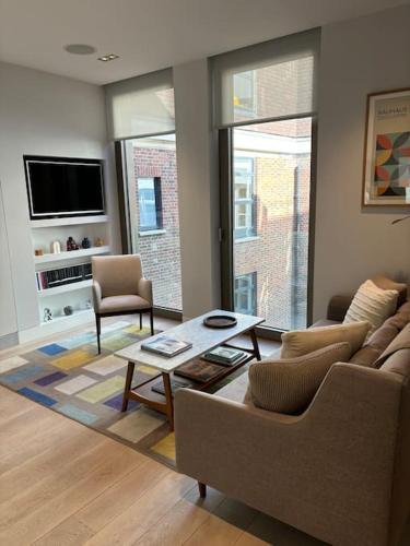 Warwick House Apartment - Tap to explore photos