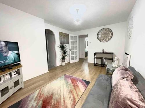 Modern London flat with private parking - Tap to explore photos