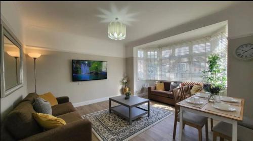 Beautiful 4Bedroom 2Bath Wifi and Free Parking - Tap to explore photos