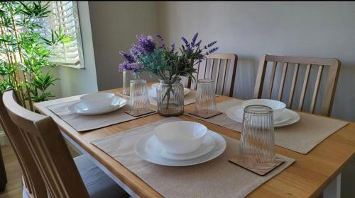 Beautiful 4Bedroom 2Bath Wifi and Free Parking - Tap to explore photos