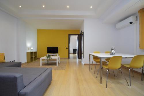 Cozy and comfy apartment in Piramide metro stop - Tap to explore photos