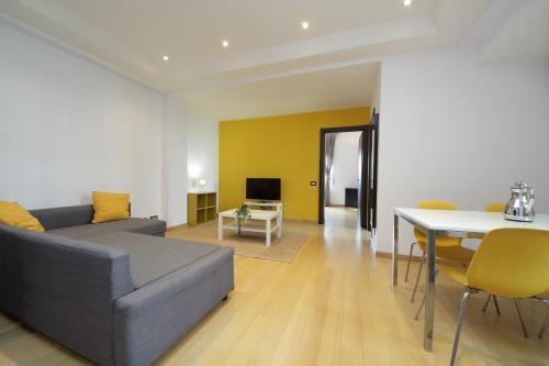 Cozy and comfy apartment in Piramide metro stop - Tap to explore photos