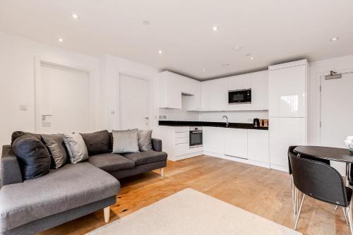 Comfortable 2BR flat in Croydon - Tap to explore photos