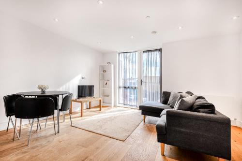 Comfortable 2BR flat in Croydon - Tap to explore photos