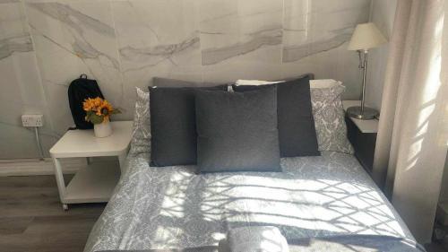 Studio apartment in Bayswater - Tap to explore photos