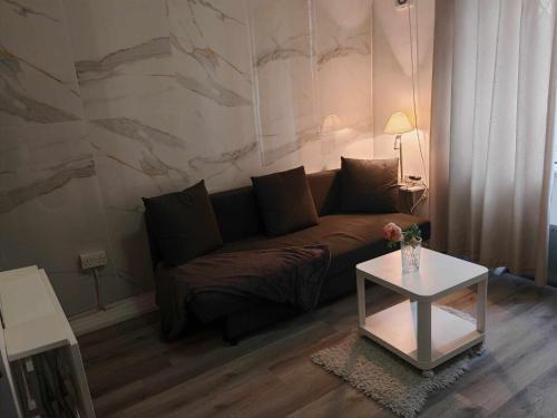 Studio apartment in Bayswater - Tap to explore photos