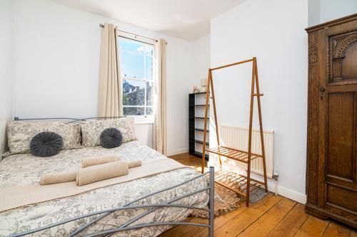 Comfy Double Bedroom - Tap to explore photos
