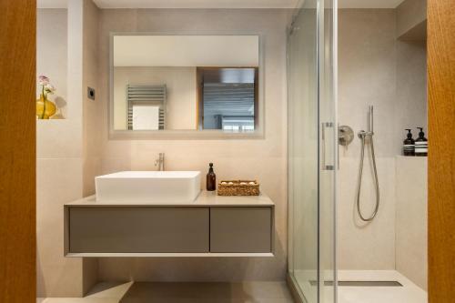 Wonderful apartment 3bedr Saint Honoré - Tap to explore photos