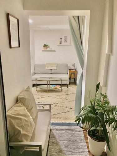 Modern flat & balcony in historic West Kensington - Tap to explore photos