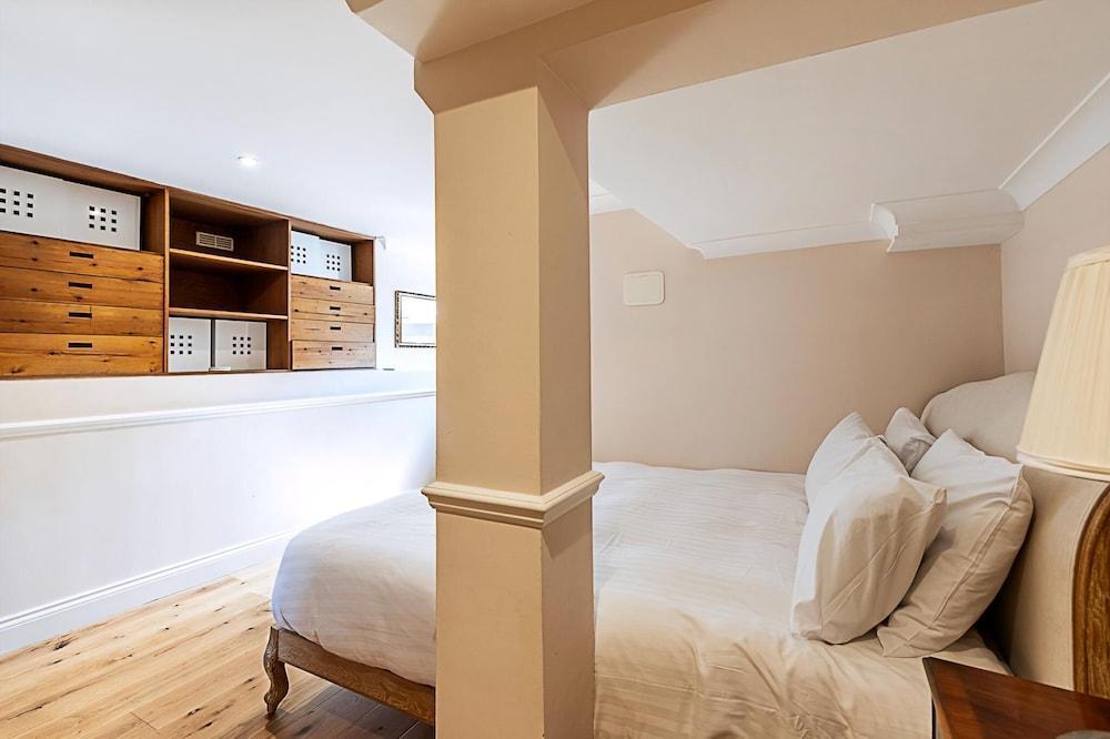 Charming London Retreat - Tap to explore photos