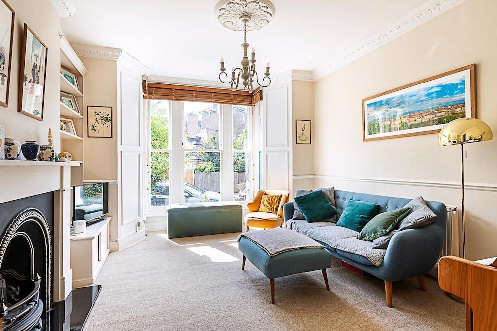 Charming London Retreat - Tap to explore photos
