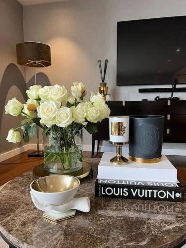 Luxury Chelsea Waterfront View - Tap to explore photos