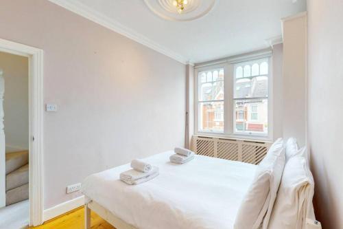 Terraced house with backyard in Shepherds Bush - Tap to explore photos