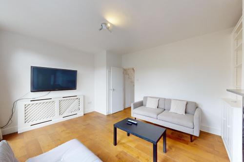 Terraced house with backyard in Shepherds Bush - Tap to explore photos