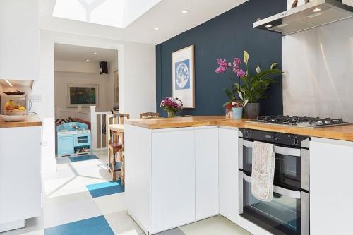 Stylish family home in artsy SE London - Tap to explore photos
