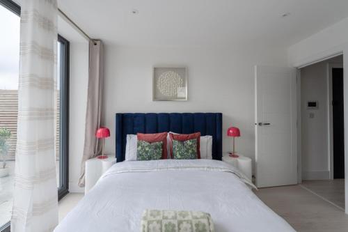 Luxury Cosy Central Suite - Tap to explore photos
