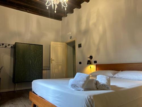 Cenci guest house - Tap to explore photos